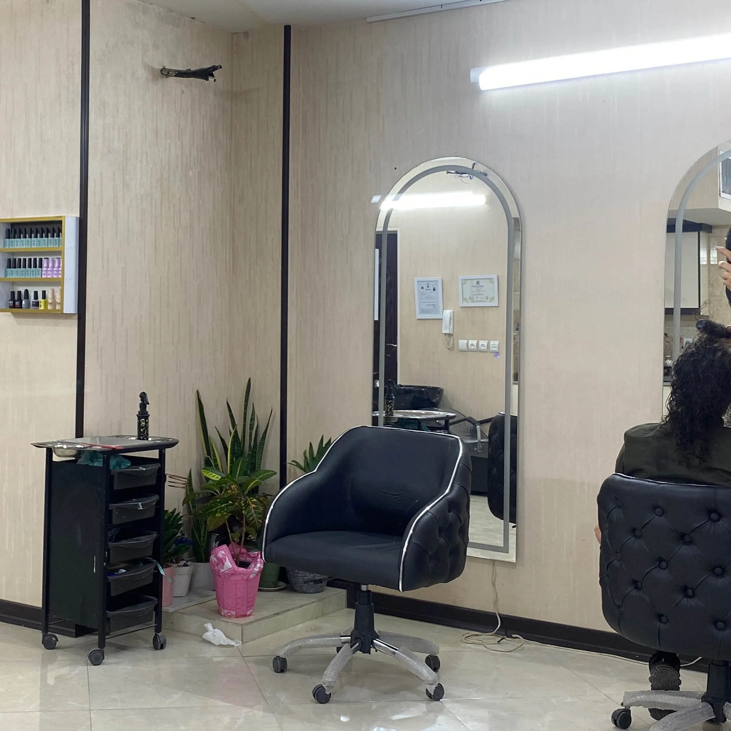 زهرا هادی اصفهان آرایشگاه سالن